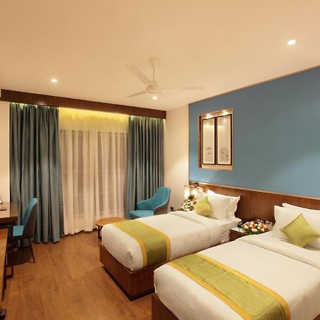 Hotel Ceasar Palace Thodupuzha Buitenkant foto