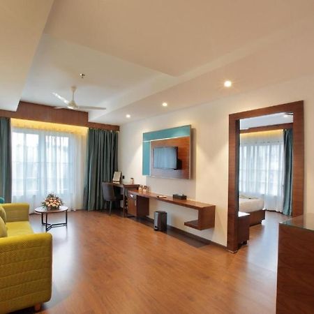 Hotel Ceasar Palace Thodupuzha Buitenkant foto
