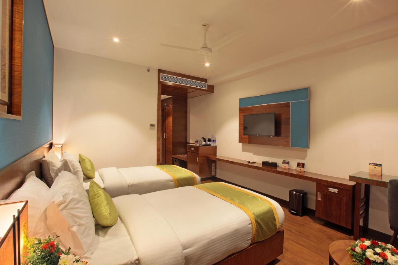 Hotel Ceasar Palace Thodupuzha Buitenkant foto