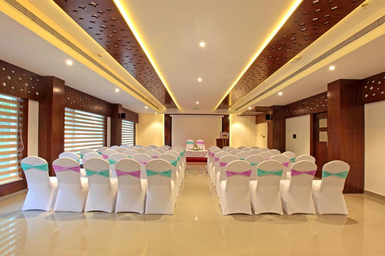 Hotel Ceasar Palace Thodupuzha Buitenkant foto