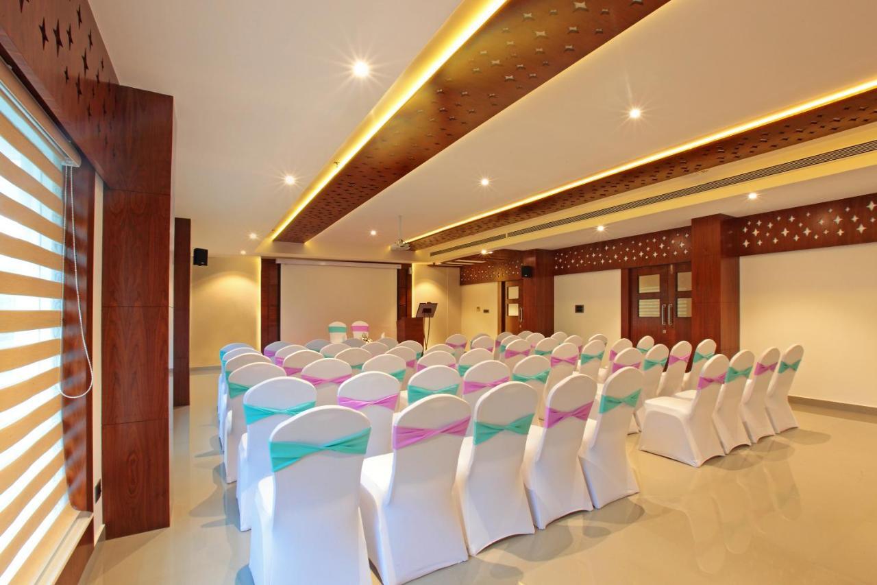 Hotel Ceasar Palace Thodupuzha Buitenkant foto