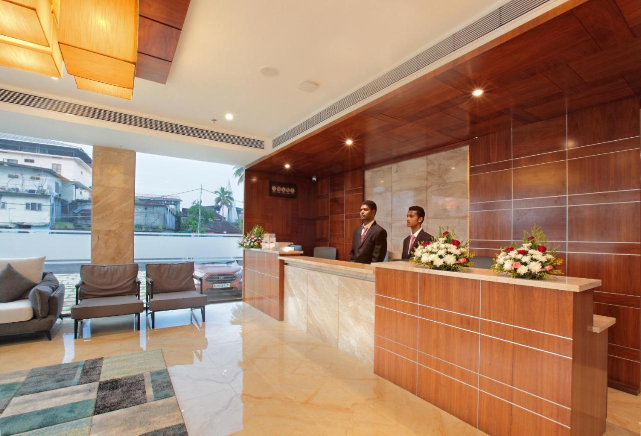 Hotel Ceasar Palace Thodupuzha Buitenkant foto