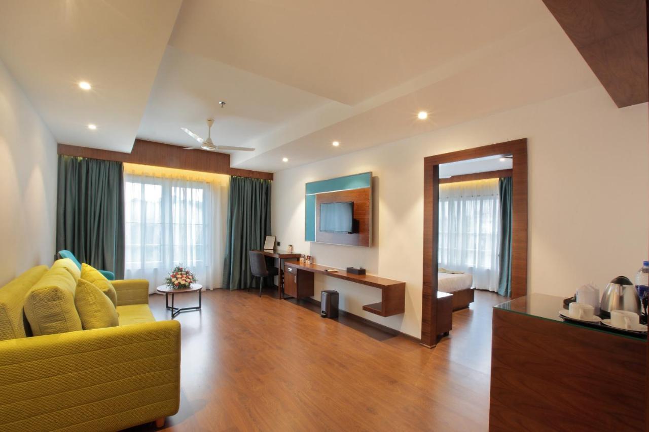 Hotel Ceasar Palace Thodupuzha Buitenkant foto