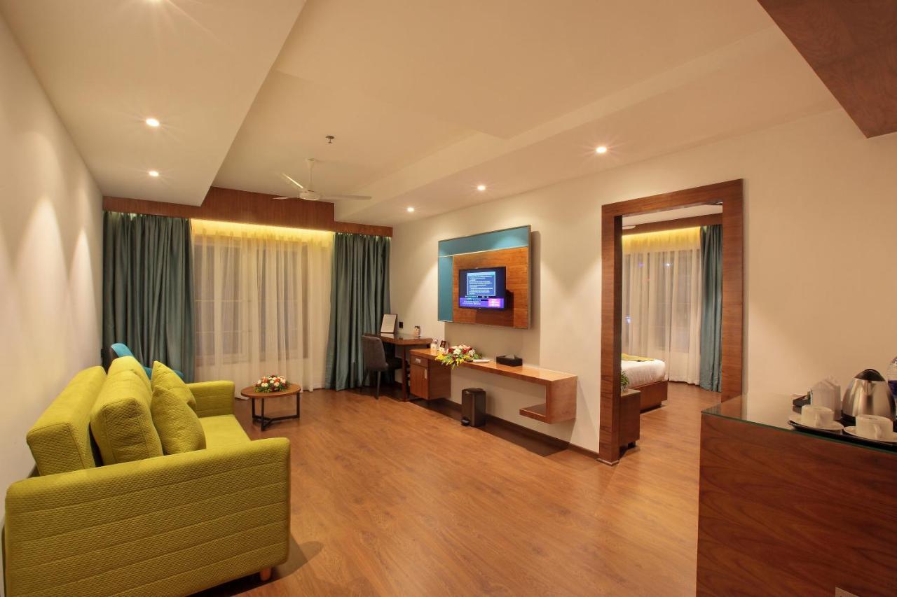 Hotel Ceasar Palace Thodupuzha Buitenkant foto